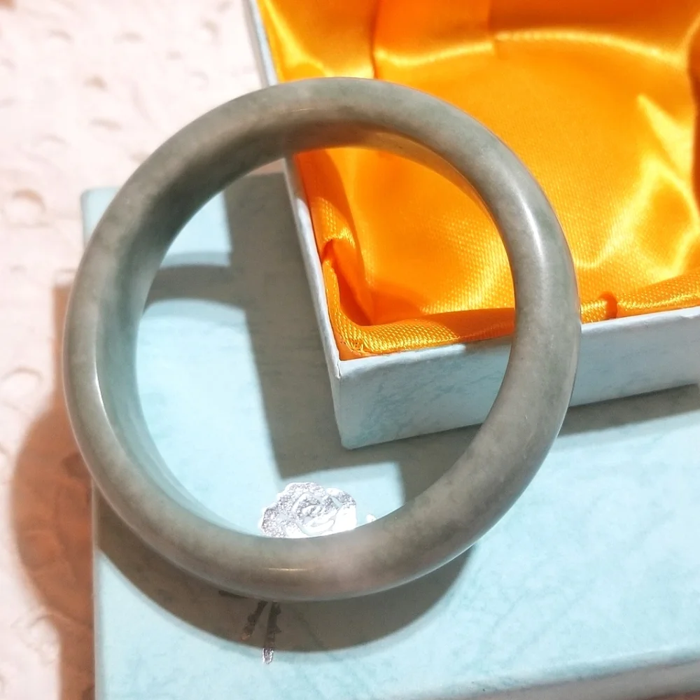 Snow Green Jade Children's Bangle Bracelet ~ Vintage - Picture 7 of 7